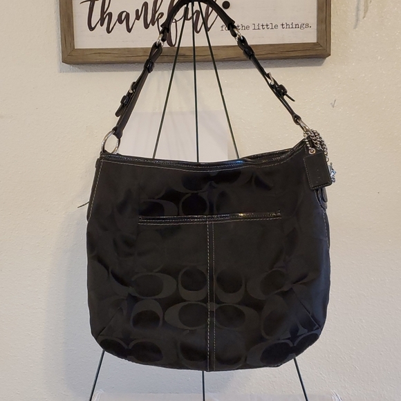 Signature Coach - Picture 2 of 9